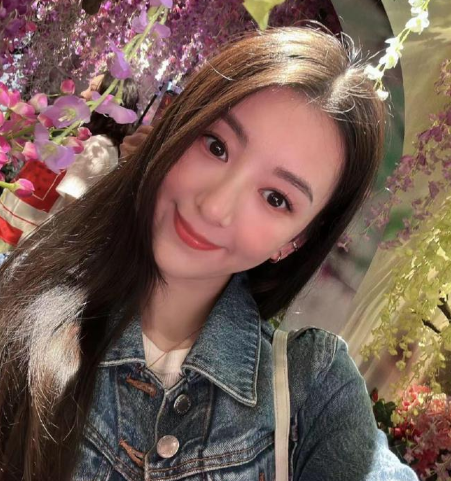 方媛晒出陪女儿看展的照片 母女合照颜值高活力靓丽