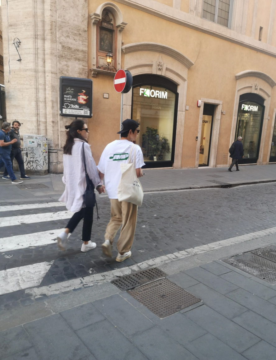 网友罗马街头偶遇宋仲基和他老婆 两人牵手逛街十分恩爱