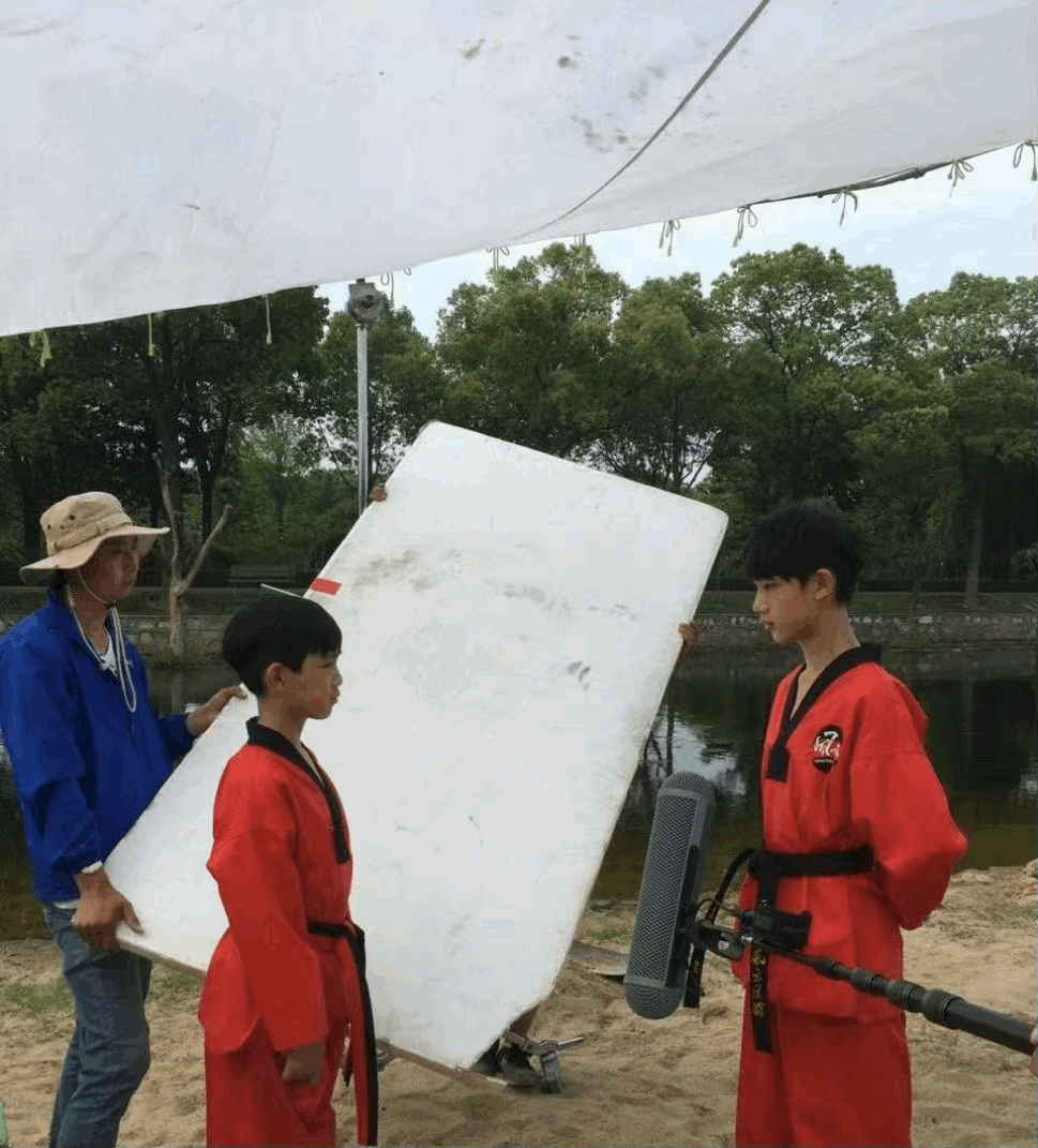 丁程鑫荣梓杉童年合照曝光 身高差瞩目脸庞写满稚嫩