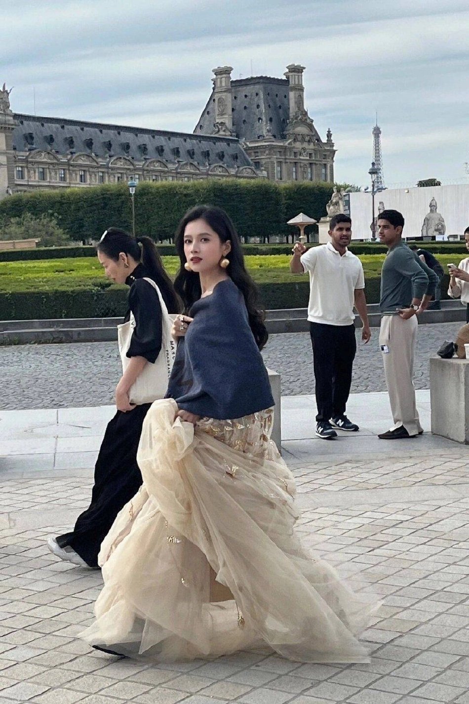 网友在巴黎时装周偶遇张婧仪并晒照 生图颜值惊艳似公主