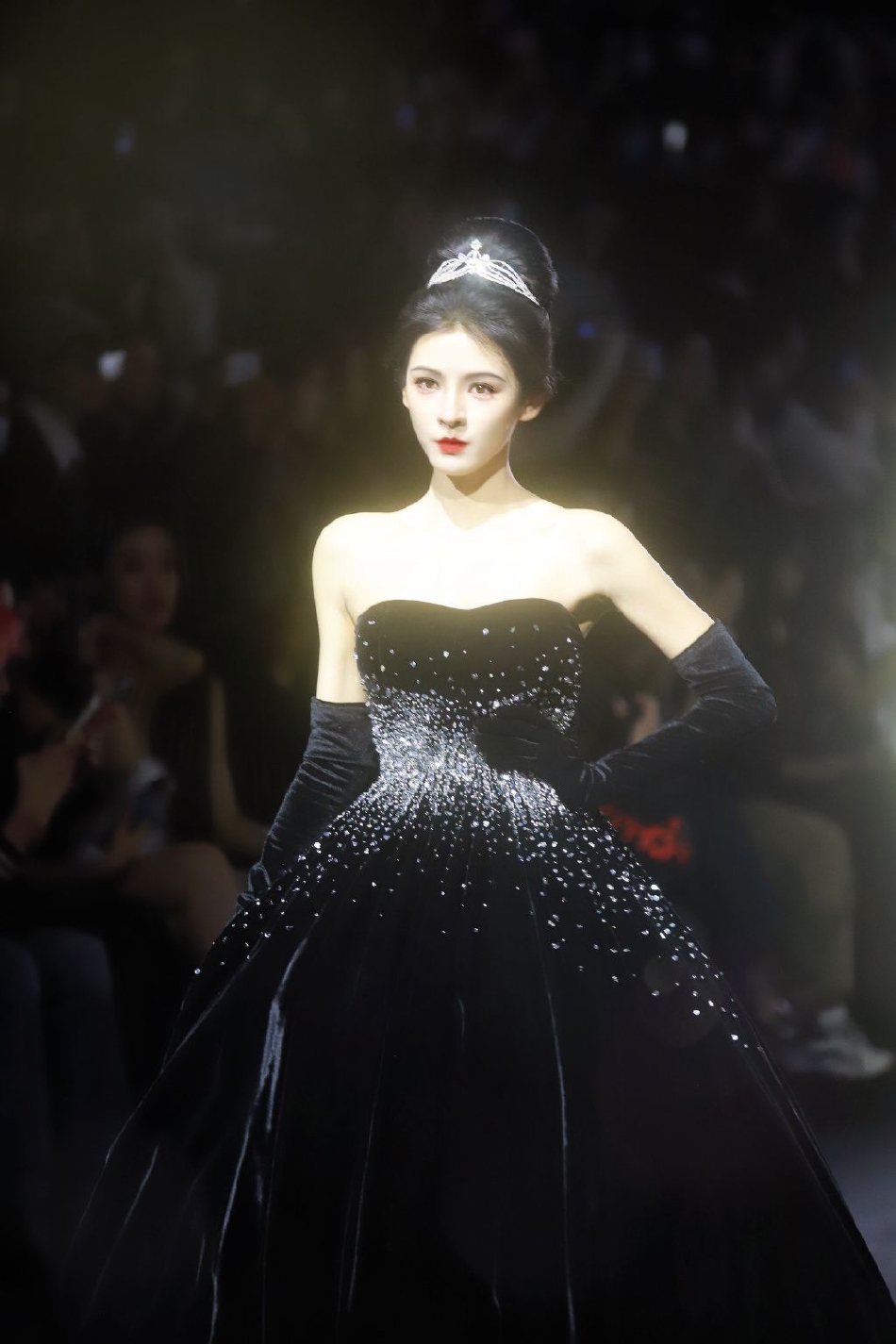 张予曦在上海时装周走秀 盘发搭配黑礼裙妥妥气质女神