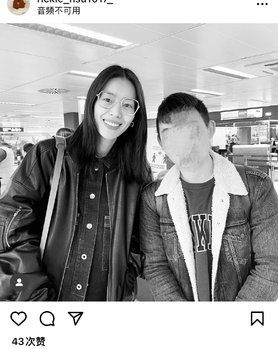 网友分享机场偶遇刘雯的照片 穿皮衣戴眼镜气质绝佳