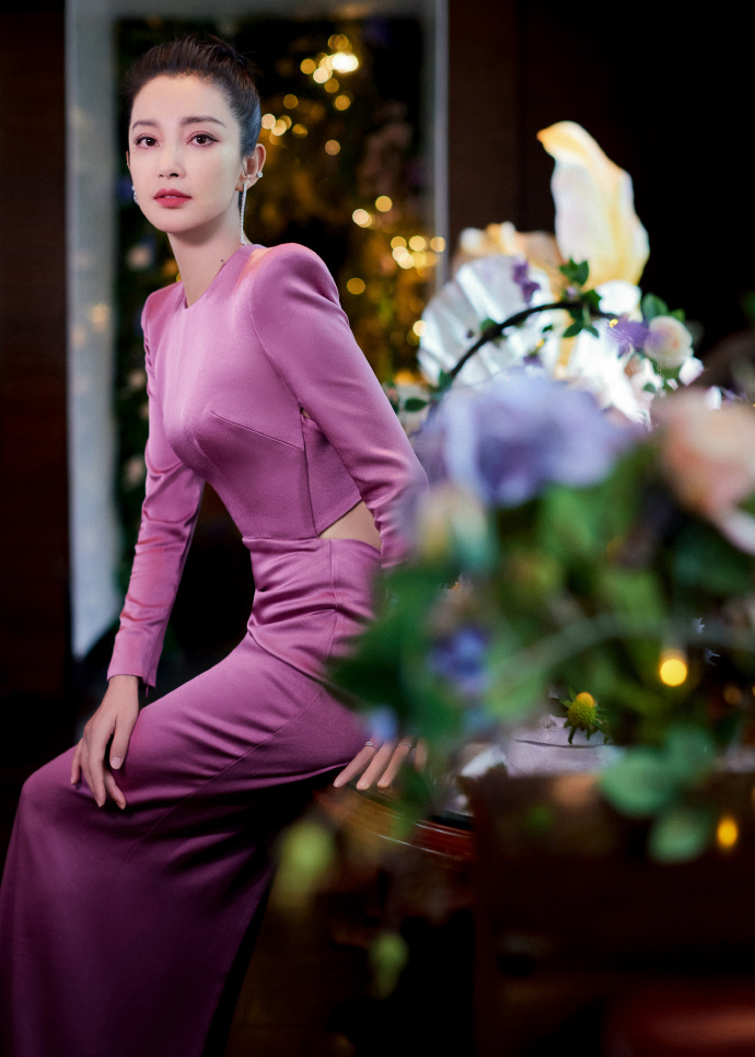 李冰冰最新活动造型图曝光 粉紫长裙性感美背身材曲线吸睛