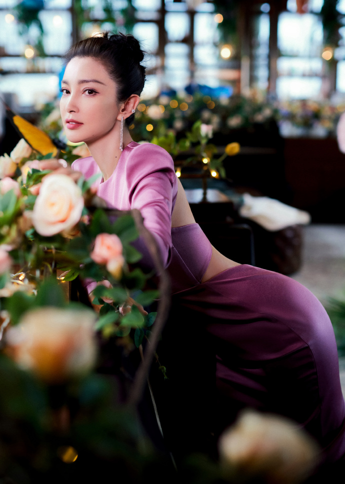 李冰冰最新活动造型图曝光 粉紫长裙性感美背身材曲线吸睛