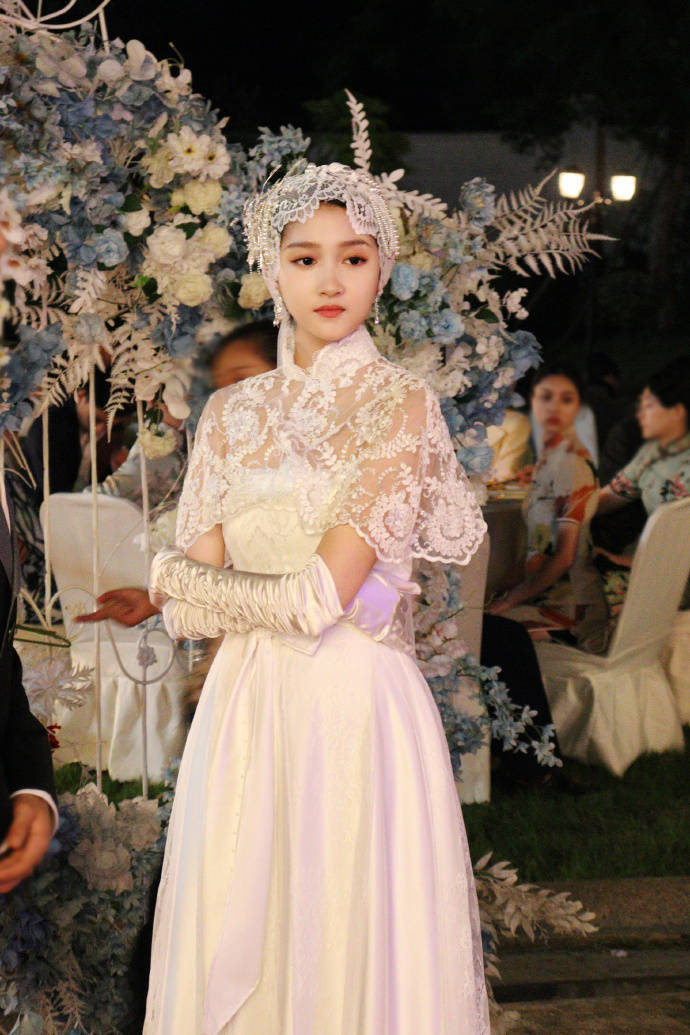 关晓彤的民国婚礼造型图曝光  身穿中式旗袍化身千金佳丽