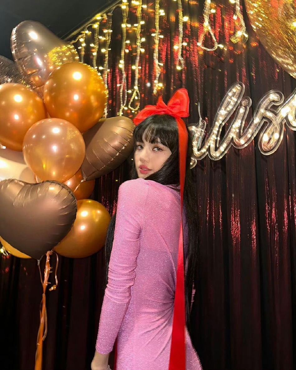 Lisa生日造型公开 粉裙搭红蝴蝶结发饰可爱又精致