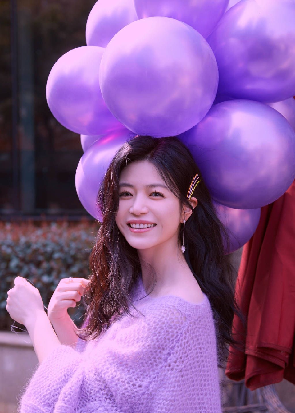 陈妍希晒出一组紫色梦境写真 手捧气球笑得梨涡深深
