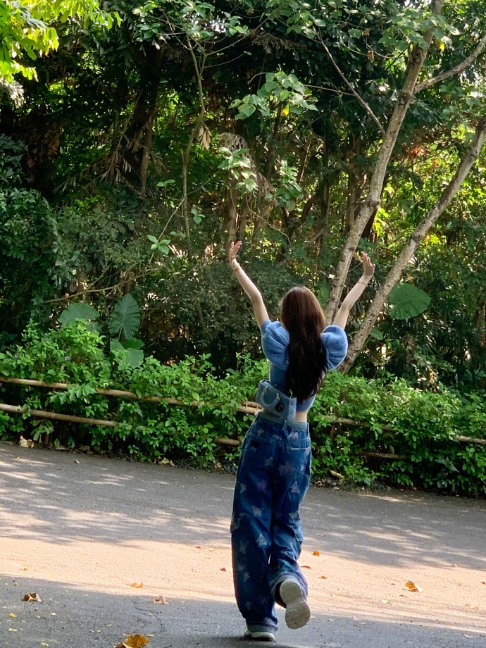鞠婧祎晒出泰国旅行随拍 蓝色瘦身上衣显娇俏身材
