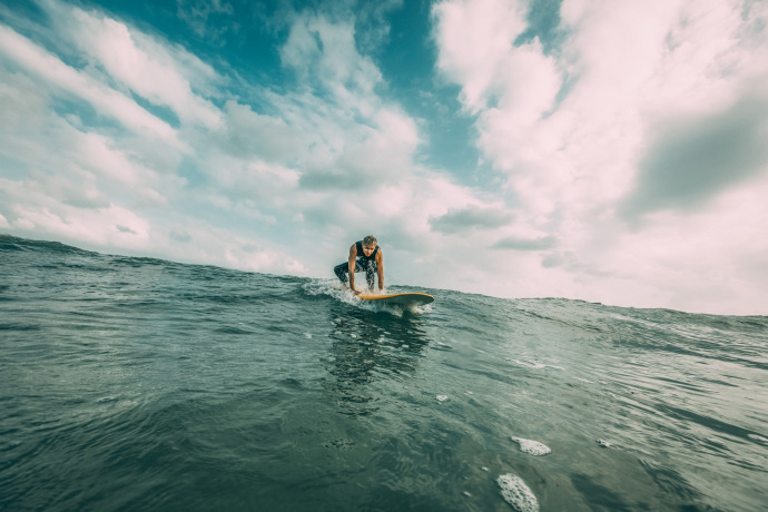 李现晒照海上冲浪  征服海浪满满力量满