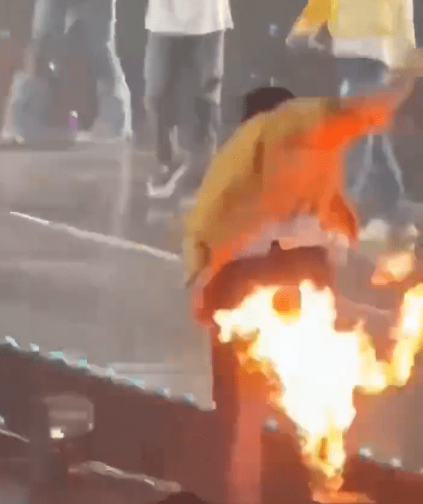 韩男团TREASURE成员演唱会被火烧伤 手贴绷带后继续演出