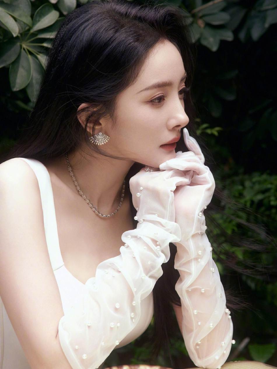 杨幂工作室发布一组活动出发图 戴纱手套镶有珍珠点缀格外高贵