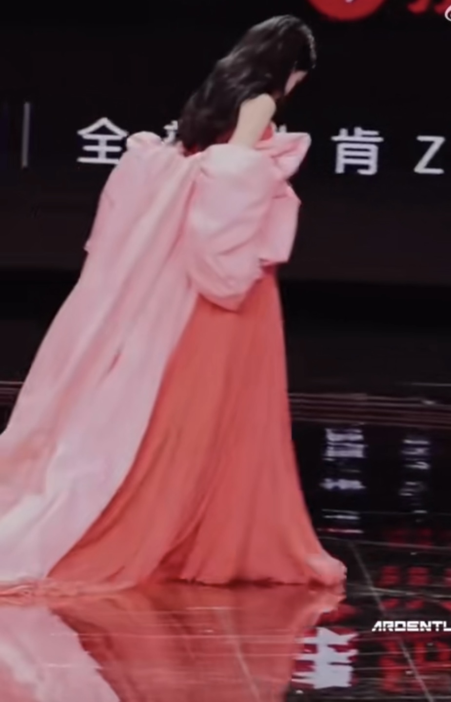 迪丽热巴出席微博之夜穿粉色拖地长裙优雅迷人 长发披肩楚楚动人