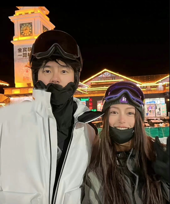 刘昊然雪场滑雪被偶遇 穿白色滑雪服与网友合照好帅气