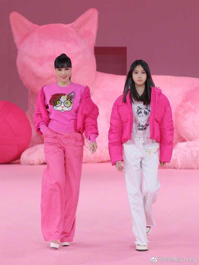 钟丽缇张伦硕和女儿考拉一同走秀 三人穿粉色系服装可爱梦幻