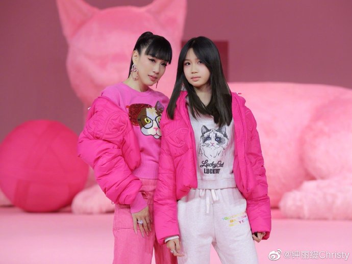 钟丽缇张伦硕和女儿考拉一同走秀 三人穿粉色系服装可爱梦幻