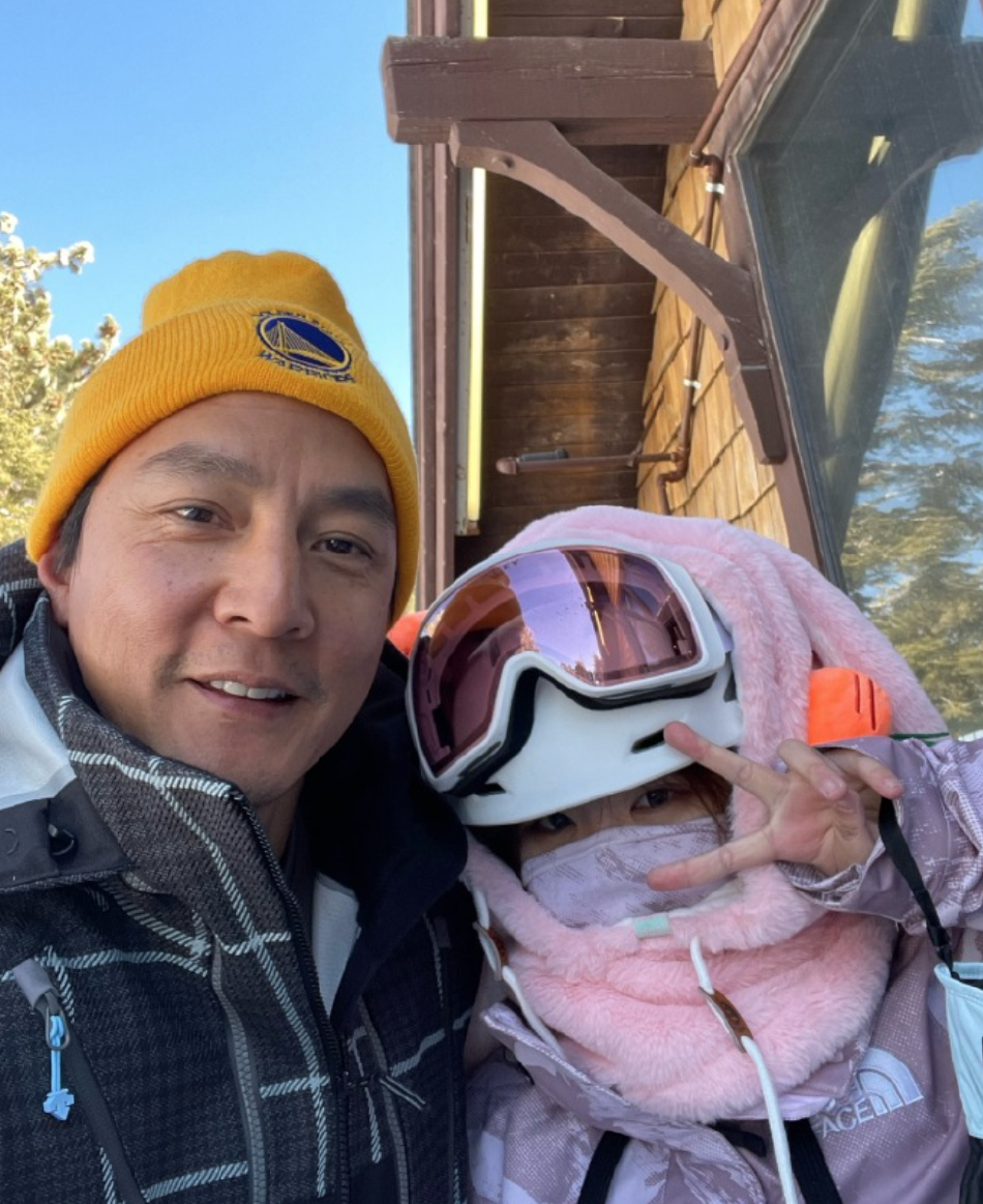 吴彦祖带女儿滑雪被偶遇 耐心教导和路人合影好亲切