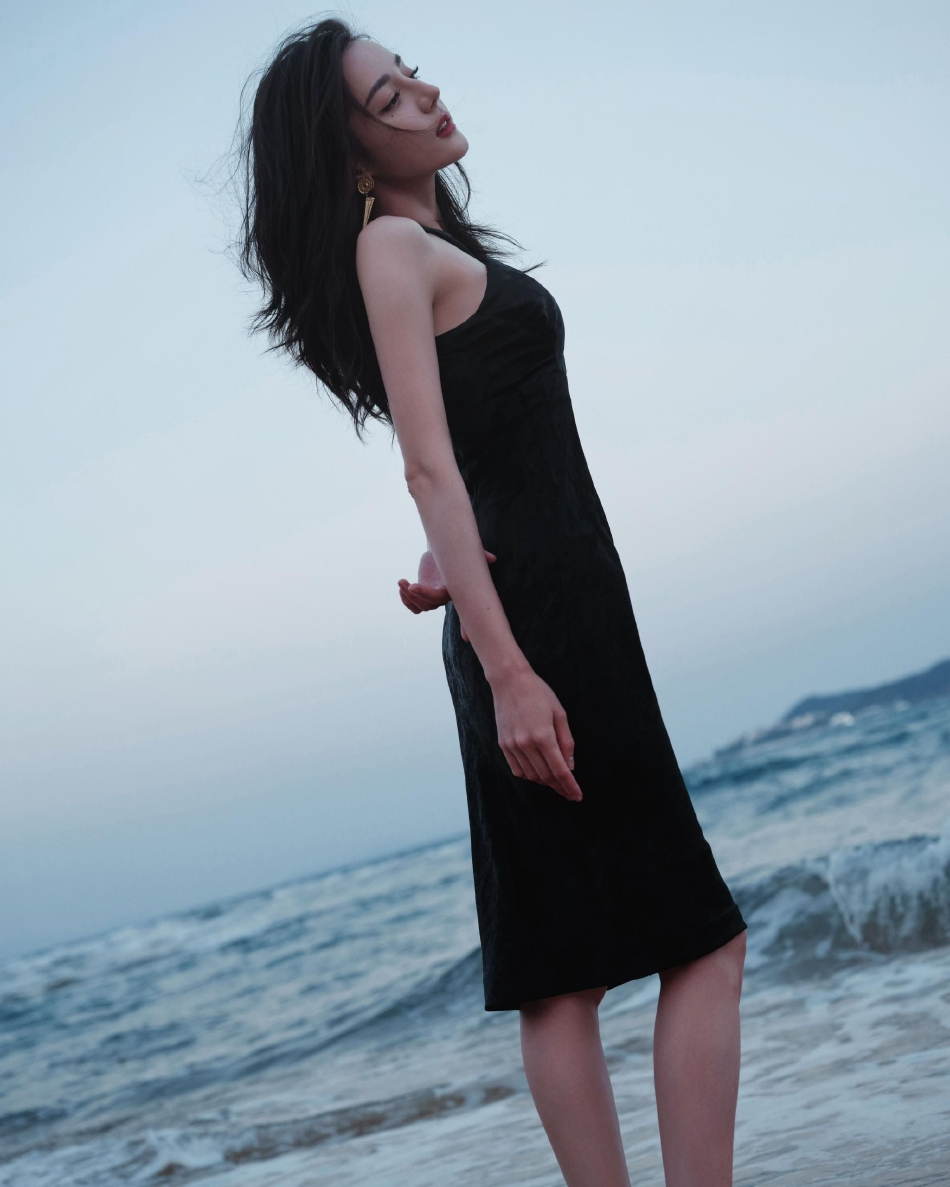 迪丽热巴着黑色连衣裙身姿曼妙 海风吹拂秀发性感迷人