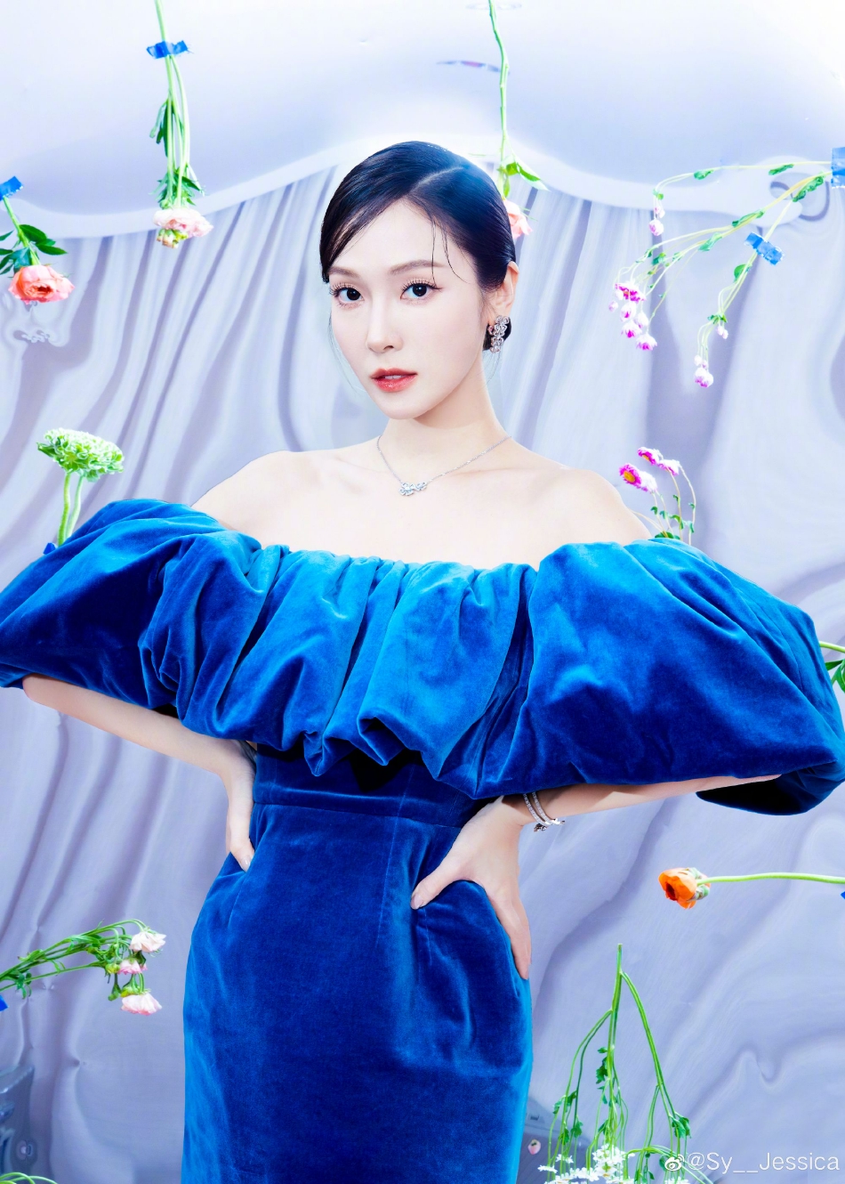 郑秀妍在微博晒出一组美照 蓝色丝绒短裙大秀身材性感撩人