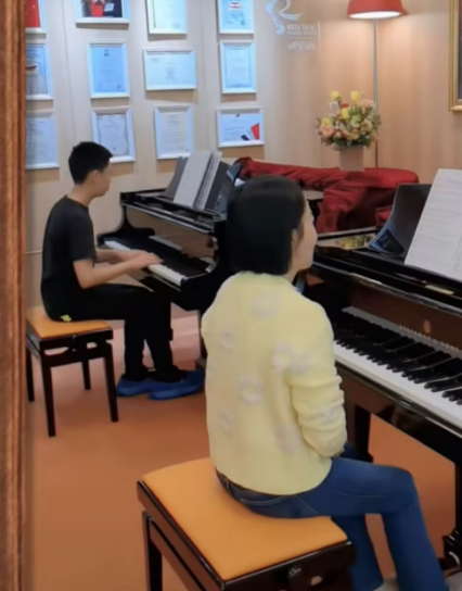 林永健社交平台更新儿子弹钢琴的视频 12岁已经通过英皇八级