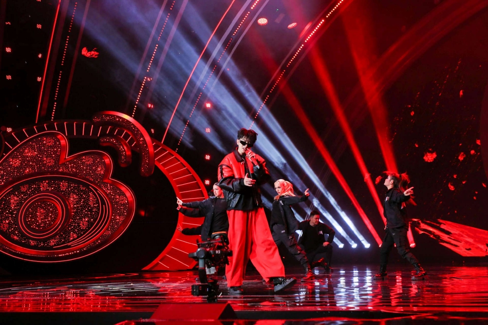 蔡徐坤微博之夜带来《现象》 红黑赛车服搭配墨镜尽显帅气