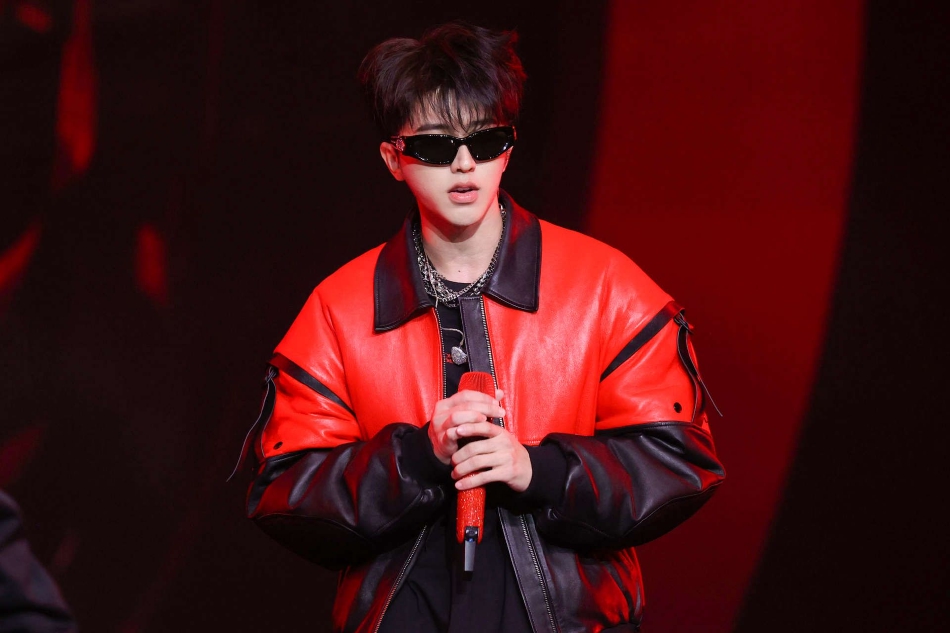 蔡徐坤微博之夜带来《现象》 红黑赛车服搭配墨镜尽显帅气
