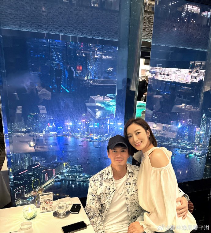 罗子溢杨茜尧晒照庆祝结婚7周年 共进烛光晚餐氛围浪漫