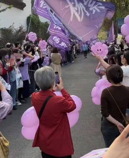 一段粉丝送杨紫的现场视频曝光 杨紫穿越人群拥抱为自己应援的粉丝奶奶