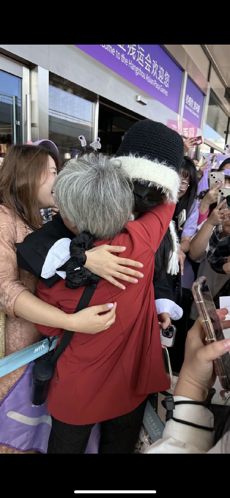 一段粉丝送杨紫的现场视频曝光 杨紫穿越人群拥抱为自己应援的粉丝奶奶
