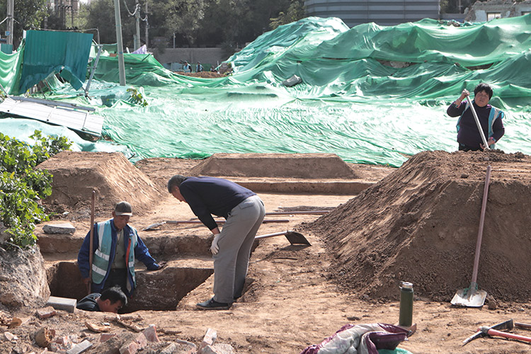 2019年10月20日，正在挖掘的古墓现场，考古工作人员正在忙碌。