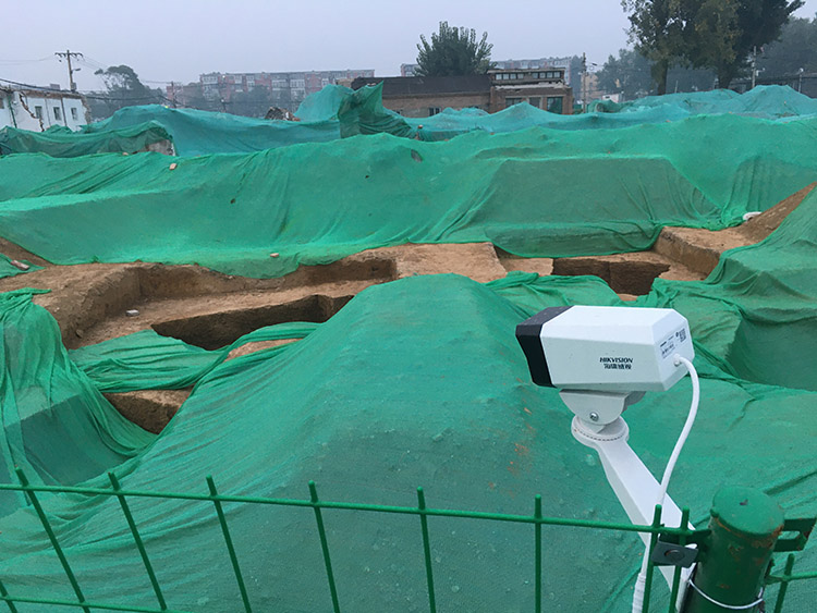 2019年10月20日，挖掘古墓区域内装了监控摄像头。
