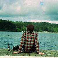 孤独的坐在海边的男生头像
