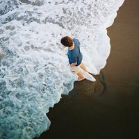 孤独的坐在海边的男生头像