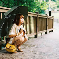 雨里打伞的漂亮姑娘头像