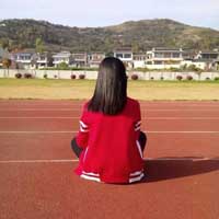 女生一个人孤独的坐在地上的QQ头像