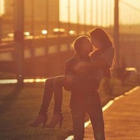 夕阳下浪漫接吻的情侣头像