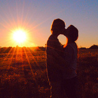 夕阳下浪漫接吻的情侣头像  我的爱情很美丽