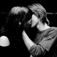 热情接吻的欧美情侣黑白头像