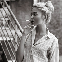 霸气另类的欧美女生抽烟头像