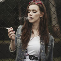欧美冷酷抽烟的女生头像