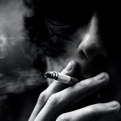 黑白超拽男生抽烟头像