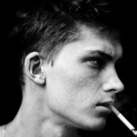 黑白有型的欧美男生抽烟头像 生活不会为任何人停下来