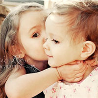 小孩亲吻头像可爱超萌 小时候的感情最纯粹