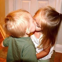 小孩亲吻头像可爱超萌 小时候的感情最纯粹