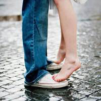踮起脚尖接吻情侣幸福头像 我们的爱永远存在