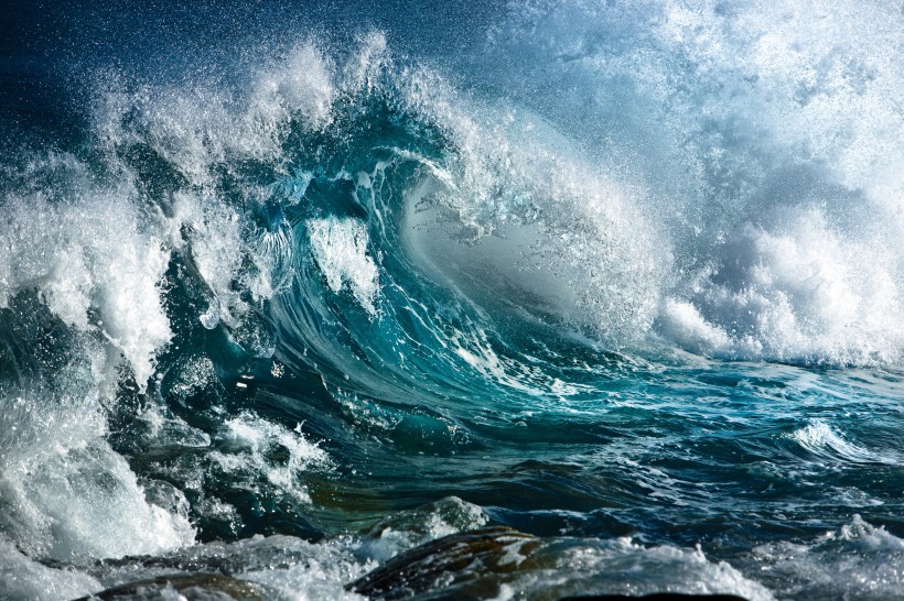 海浪波涛汹涌大海图片