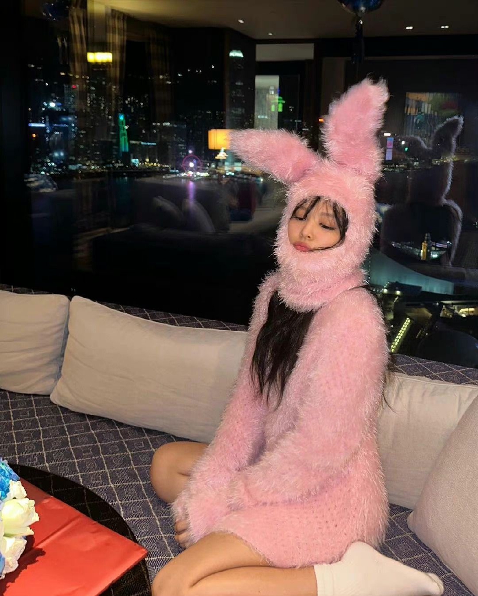 BLACKPINK成员JENNIE晒27岁生日照 一身粉色兔子装保暖可爱
