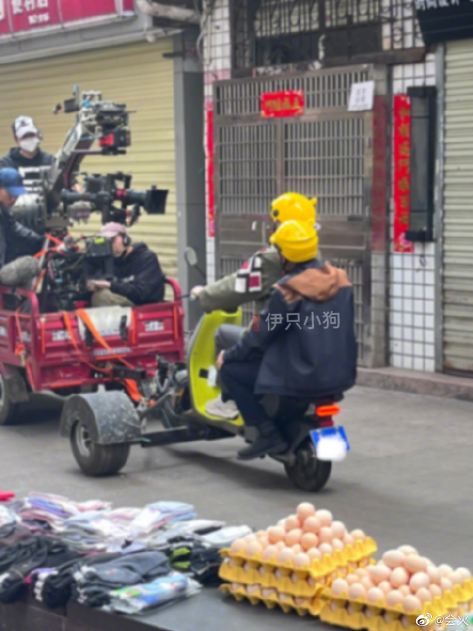 张译海南拍戏被偶遇 戴黄色安全帽坐小摩托显反差萌