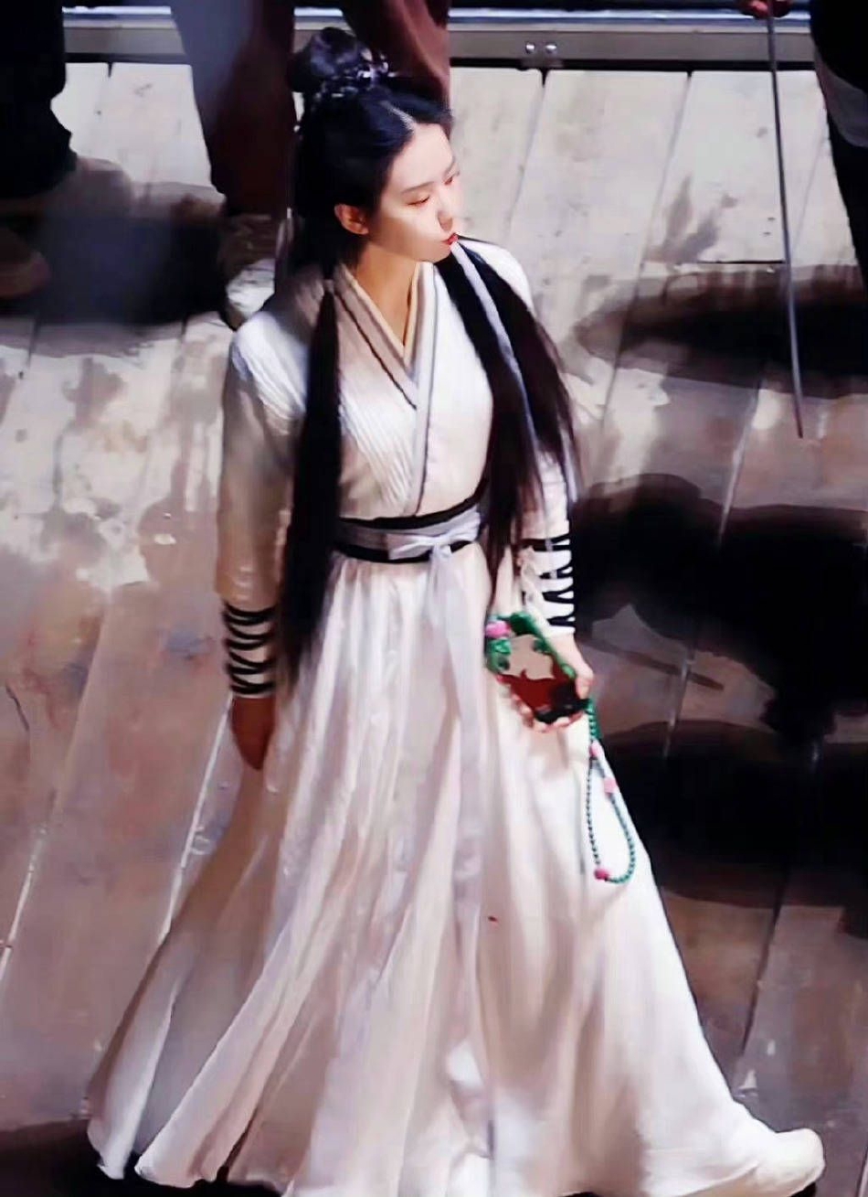 刘诗诗身穿白衣的古装造型路透照曝光 嘟嘴鼓腮好可爱