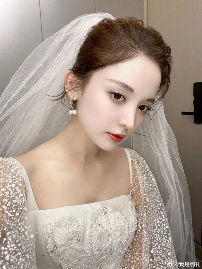 娜扎晒新剧婚纱造型 纯白头纱和抹胸长裙超美