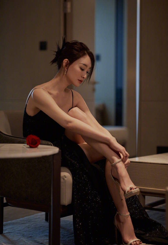 李小冉微博分享盛典造型写真 黑色吊带高开叉裙修长美腿吸睛